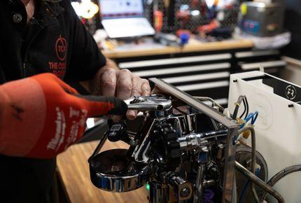 Koffiemachine reparatie, revisie door monteur van The Coffee Factory